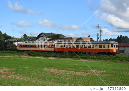 平野を走るローカル線の風景 57352890