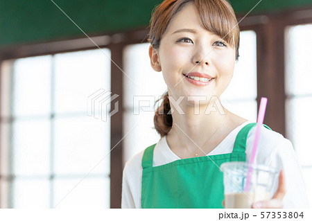 タピオカ　カフェ　店員 57353804