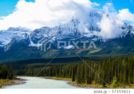 秋のカナディアンロッキー　アサバスカ川と山並み　ーアイスフィールド・パークウェイにて（カナダ） 57355621