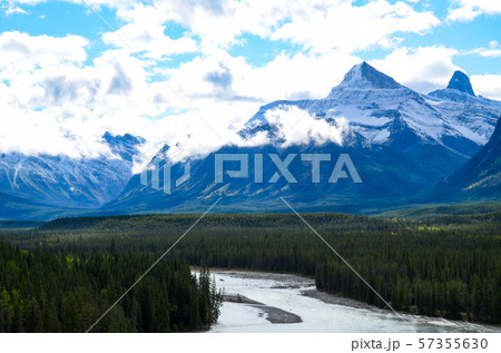 秋のカナディアンロッキー アサバスカ川と山並み ーアイスフィールド・パークウェイにて(カナダ) 秋のカナディアンロッキー アサバスカ川と山並み ーアイスフィールド・パークウェイにて(カナダ) 57355630