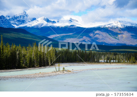 秋のカナディアンロッキー アサバスカ川と山並み(黄葉なし) ーアイスフィールド・パークウェイにて 秋のカナディアンロッキー アサバスカ川と山並み(黄葉なし) ーアイスフィールド・パークウェイにて 57355634