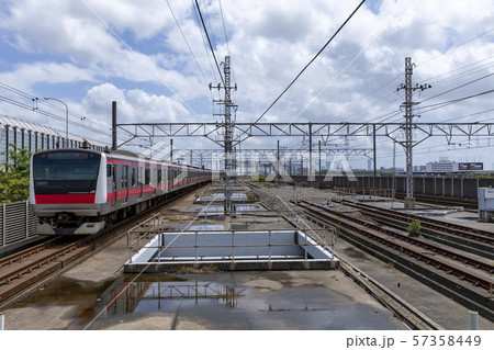 雨上がりの京葉線 57358449