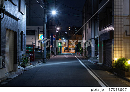 夜の住宅街 57358897
