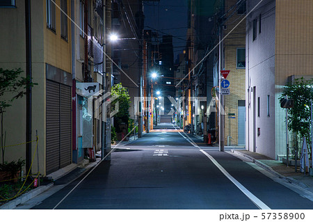 夜の住宅街 57358900
