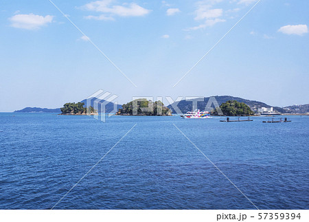 鳥羽の海の風景 鳥羽湾に浮かぶ三ツ島 伊勢志摩観光スポットの写真素材