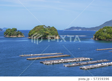 鳥羽の海の風景 鳥羽湾に浮かぶ三ツ島 伊勢志摩観光スポットの写真素材