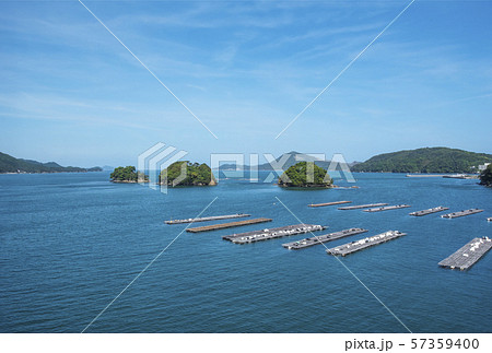 鳥羽の海の風景 鳥羽湾に浮かぶ三ツ島 伊勢志摩観光スポットの写真素材