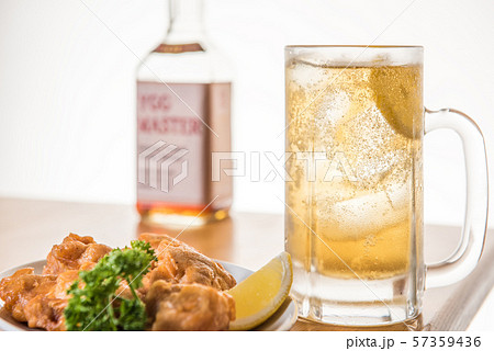 バーボンウイスキーのハイボールと若鶏の唐揚げ バーボンウイスキーのハイボールと若鶏の唐揚げ 57359436