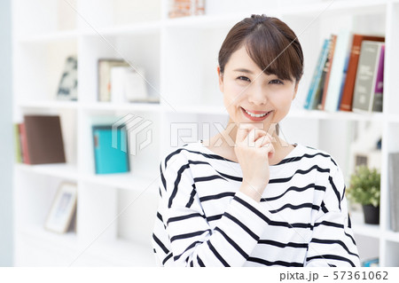 若い女性　ライフスタイル 57361062