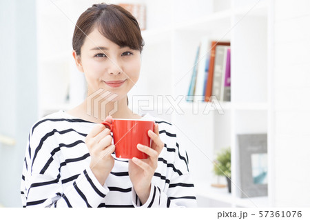 若い女性　ライフスタイル 57361076