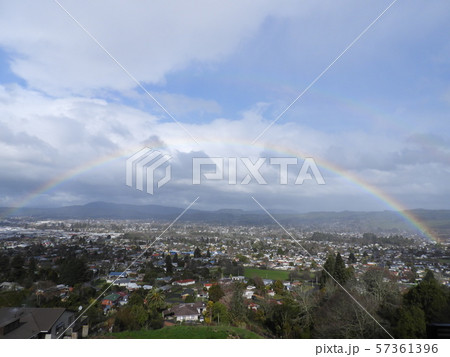 ロトルアの街にかかる虹 ニュージーランド ロトルアの街にかかる虹 ニュージーランド 57361396