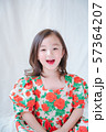 女の子 上半身 子供 57364207