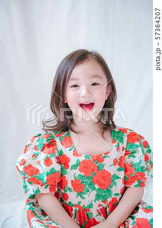 女の子 上半身 子供 57364207