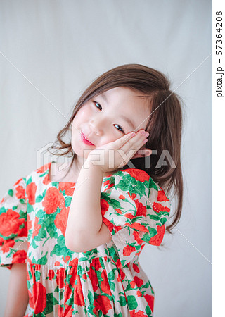 女の子 上半身 子供 57364208