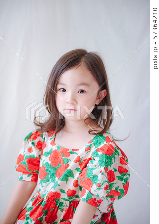 女の子 上半身 子供 57364210