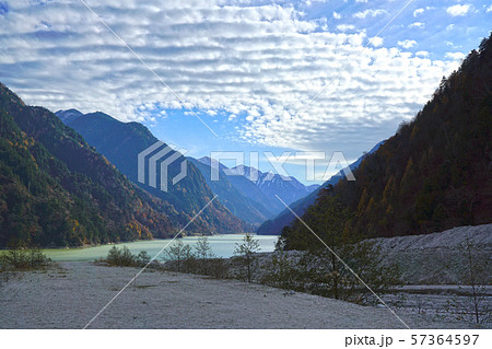 高瀬渓谷　濁沢の滝辺りよち高瀬ダム方向を望む 57364597