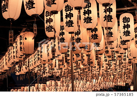 たくさんの献灯が夏の夜空に光る提灯祭 57365185