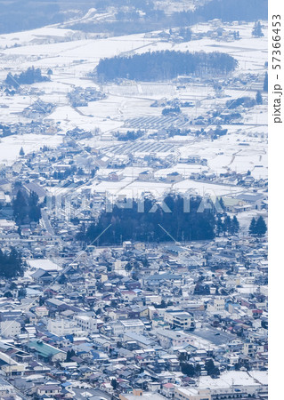 雪国の冬の町並み 57366453