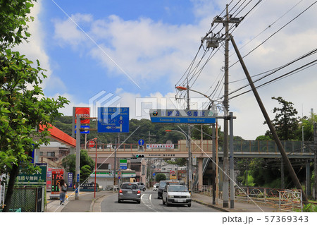 神奈川県川崎市麻生区の高石歩道橋下付近から読売ランド前駅方面を見る 57369343