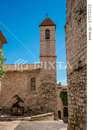 Alley and church with stone steeple in Saint-Paul-de-Vence 57373213