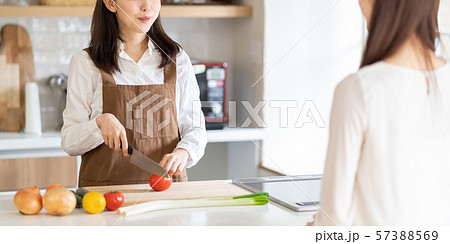 キッチンを使う女性 キッチンを使う女性 57388569