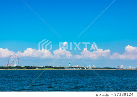 (東京都-都市風景)夏空の下の葛西臨海公園側の風景５ 57389124