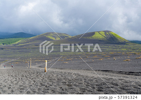 富士山　御殿場口下山道　大砂走りからみた二ツ塚（双子山） 57391324