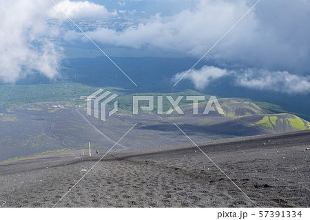 富士山　御殿場口　大砂走りから見た二ツ塚（双子山） 57391334