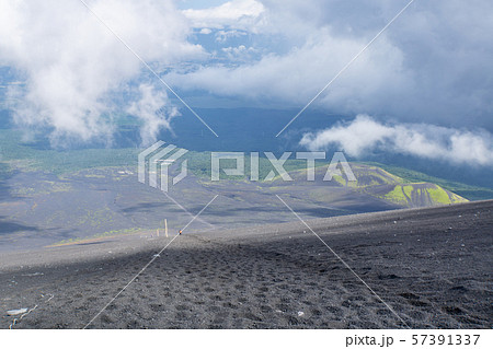 富士山　御殿場口　大砂走りから見た二ツ塚（双子山） 57391337