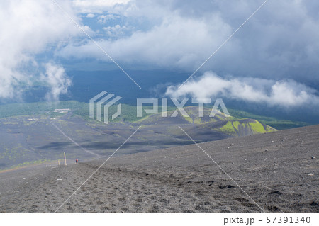 富士山 御殿場口 大砂走りから見た二ツ塚(双子山) 富士山 御殿場口 大砂走りから見た二ツ塚(双子山) 57391340