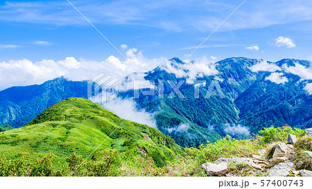 雨飾山登山 （雨飾山山頂から笹平と焼山を望む） 57400743