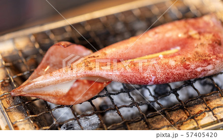 イカ・烏賊_バーベキュー･BBQ･bbq･炭火焼･網焼･備長炭･七輪･キャンプ･食事･イカ焼き 57405420