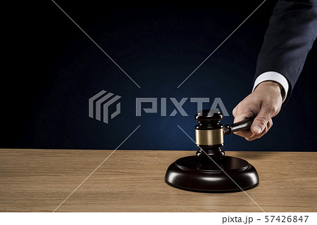 ビジネスマン ハンマー 57426847