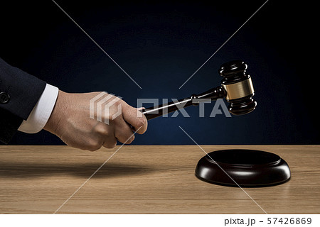 ビジネスマン ハンマー 57426869