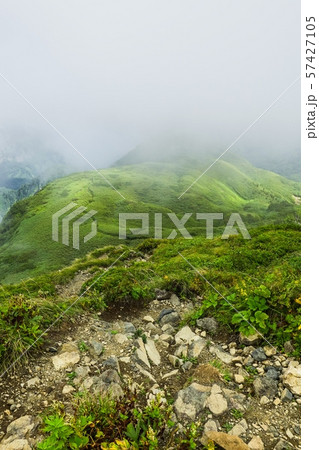雨飾山登山 （雨飾山山頂から笹平の眺め） 57427105
