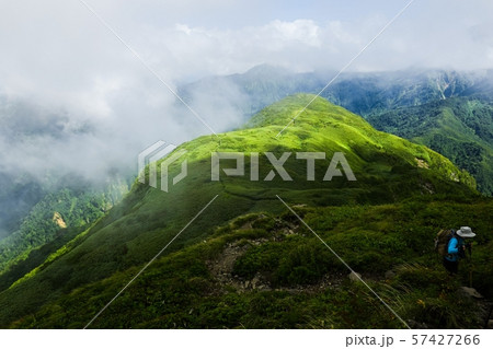 雨飾山登山 (雨飾山山頂から笹平の眺め) 雨飾山登山 (雨飾山山頂から笹平の眺め) 57427266