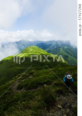 雨飾山登山 （雨飾山山頂から笹平の眺め） 57427268