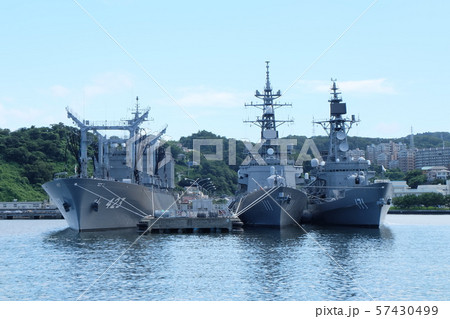 横須賀に停泊する護衛艦はたかぜとおおなみ、補給艦ときわ 57430499