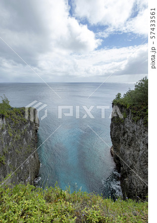 ニューカレドニア  ロイヤルティ諸島　マレ島の勇士の跳躍 57433561