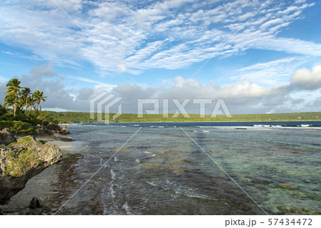 ニューカレドニア ロイヤルティ諸島 マレ島 ワバオ湾のサンゴ礁 ニューカレドニア ロイヤルティ諸島 マレ島 ワバオ湾のサンゴ礁 57434472