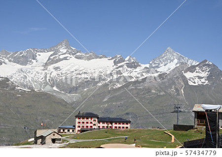 リッフェルベルグ駅前リッフェルベルクホテルの後方にはツィナールロートホルン、ヴァイスホルンの山並み 57434779