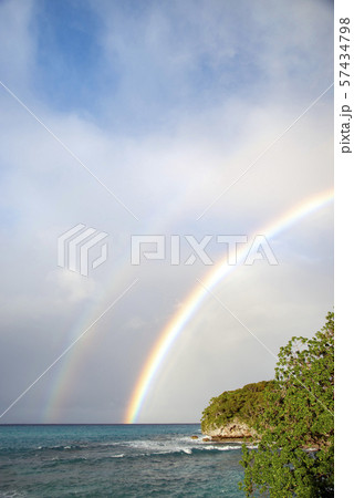 ニューカレドニア ロイヤルティ諸島　マレ島　ワバオ湾に掛かる虹 57434798