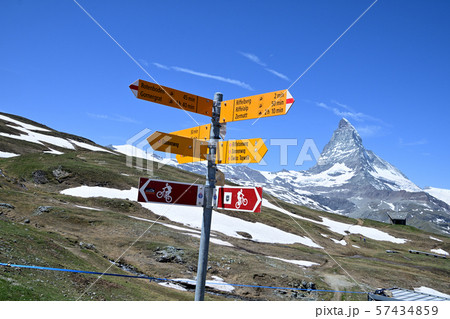 リッフェルベルグ駅のハイキングコース標識の背景にはマッターホルン 57434859