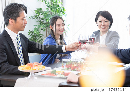 パーティー 乾杯 パーティー 乾杯 57435114