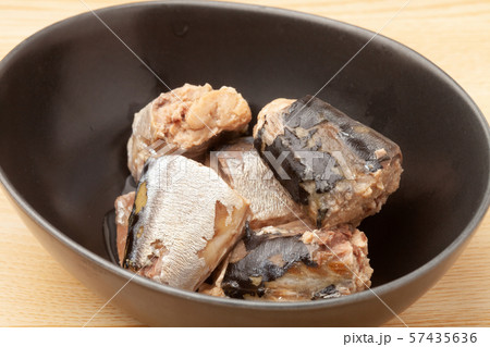 缶詰の鯖の水煮 57435636