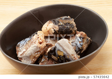 缶詰の鯖の水煮 57435642