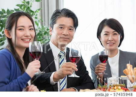 パーティー 乾杯 パーティー 乾杯 57435948