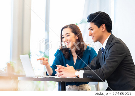 ビジネスイメージ 男性社員 女性社員 ビジネスミーティング ビジネスイメージ 男性社員 女性社員 ビジネスミーティング 57436015