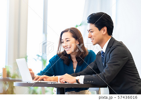 ビジネスイメージ 男性社員 女性社員 ビジネスミーティング ビジネスイメージ 男性社員 女性社員 ビジネスミーティング 57436016