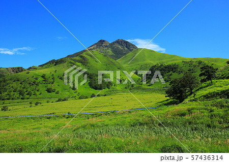 夏の由布岳(由布市湯布院町) 夏の由布岳(由布市湯布院町) 57436314